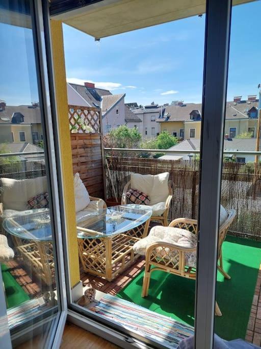 Schoene Helle Wohnung Mit Whirlpoolbadewanne Graz Exterior foto